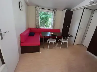 Coin salon dans l'établissement Mobil-home confortable avec terrasse, 3 chambres pour 6 personnes - API-1-52-752