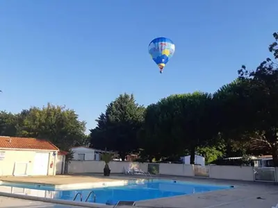 Piscine de l'établissement Mobil-home confortable avec terrasse, 3 chambres pour 6 personnes - API-1-52-752 ou située à proximité