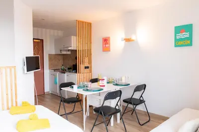 Cuisine ou kitchenette dans l'établissement appartement à côté du futuroscope,avec wifi