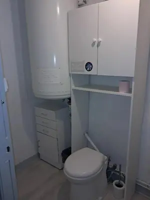 Salle de bains dans l'établissement Maison familiale à Maillé avec vélos