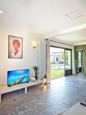Télévision ou salle de divertissement dans l'établissement Petit Albert, confortable, proche de La Rochelle
