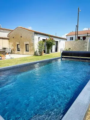 Piscine de l'établissement Petit Albert, confortable, proche de La Rochelle ou située à proximité