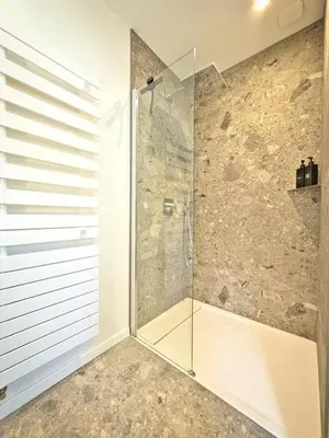 Salle de bains dans l'établissement Petit Albert, confortable, proche de La Rochelle