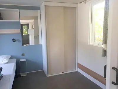 Salle de bains dans l'établissement Mobil home 6 pers PMR avec terrasse à Chaillé-les-Marais - API-1-52-343