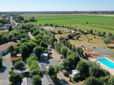 Piscine de l'établissement Mobil home 6 pers PMR avec terrasse à Chaillé-les-Marais - API-1-52-343 ou située à proximité