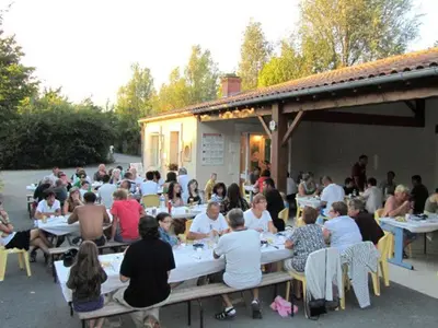 Clients de l'établissement Mobil-home confortable avec terrasse pour 6 personnes - API-1-52-523