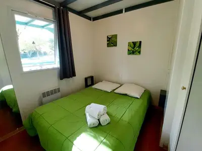 Un ou plusieurs lits dans un hébergement de l'établissement Chalet 48m² avec Terrasse à Coulon pour 7 personnes - API-1-52-632