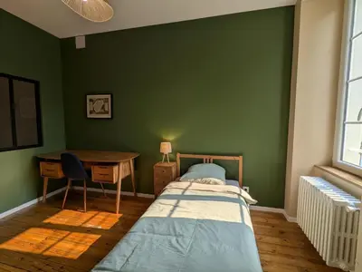 Un ou plusieurs lits dans un hébergement de l'établissement Charmante maison XIXe sur Jarnac avec 3 chambres, cour privative & parking - FR-1-653-280