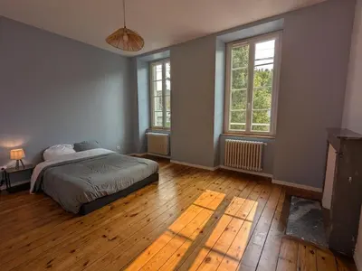Un ou plusieurs lits dans un hébergement de l'établissement Charmante maison XIXe sur Jarnac avec 3 chambres, cour privative & parking - FR-1-653-280