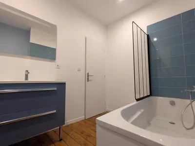 Salle de bains dans l'établissement Charmante maison XIXe sur Jarnac avec 3 chambres, cour privative & parking - FR-1-653-280