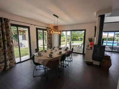 Coin salon dans l'établissement Maison élégante avec piscine privative, jardin clos et animaux admis - FR-1-653-279