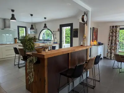 Cuisine ou kitchenette dans l'établissement Maison élégante avec piscine privative, jardin clos et animaux admis - FR-1-653-279
