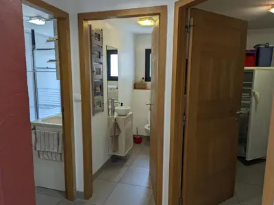 Salle de bains dans l'établissement Maison élégante avec piscine privative, jardin clos et animaux admis - FR-1-653-279