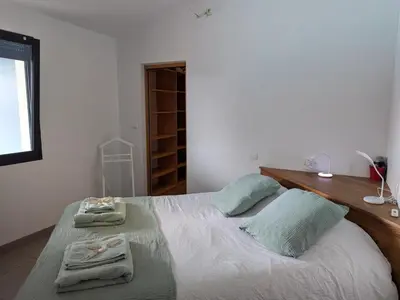 Un ou plusieurs lits dans un hébergement de l'établissement Maison élégante avec piscine privative, jardin clos et animaux admis - FR-1-653-279