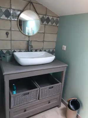 Salle de bains dans l'établissement Les Volets Bleus