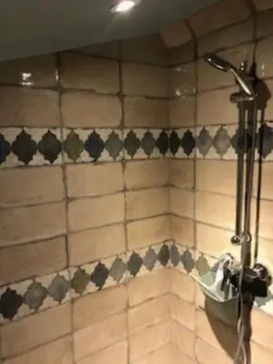 Salle de bains dans l'établissement Les Volets Bleus