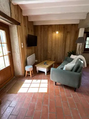 Télévision ou salle de divertissement dans l'établissement Gîte à la campagne