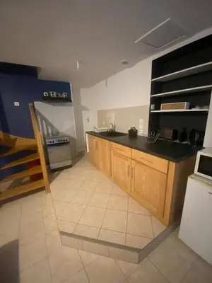 Cuisine ou kitchenette dans l'établissement Charmante Maison dans village calme