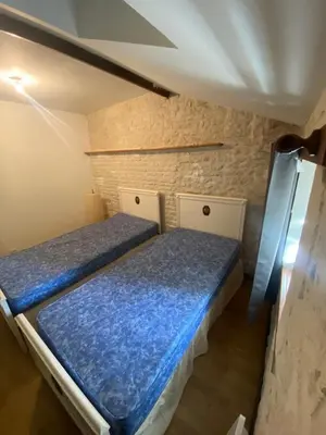 Un ou plusieurs lits dans un hébergement de l'établissement Charmante Maison dans village calme