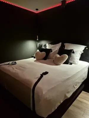 Un ou plusieurs lits dans un hébergement de l'établissement Love Room, balnéo, lit king-size, douche XXL etc
