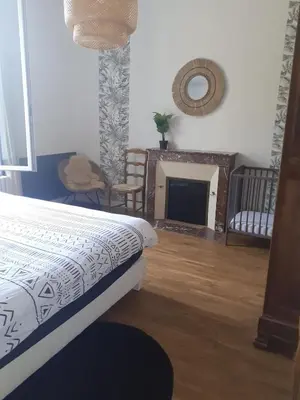Un ou plusieurs lits dans un hébergement de l'établissement Charmante maison de ville avec le calme de la campagne