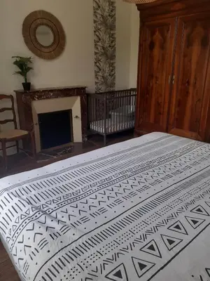 Un ou plusieurs lits dans un hébergement de l'établissement Charmante maison de ville avec le calme de la campagne