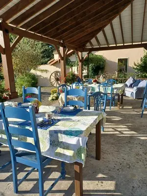 Restaurant ou autre lieu de restauration dans l'établissement La Grange Terrou