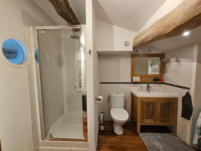 Salle de bains dans l'établissement Maison Charentaise avec piscine et boulodrome