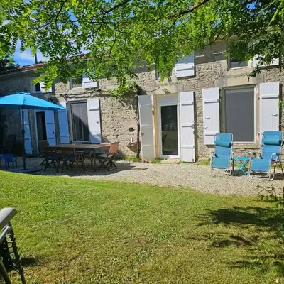 Maison Charentaise avec piscine et boulodrome