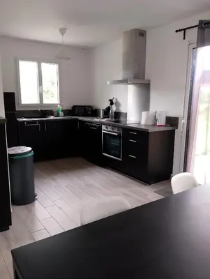 Cuisine ou kitchenette dans l'établissement Chambre avec salle de bain et WC privés