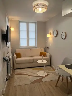 Télévision ou salle de divertissement dans l'établissement Le Jardin Royal
