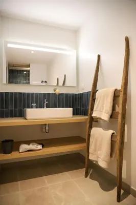 Salle de bains dans l'établissement Le Moulin des Etrebières