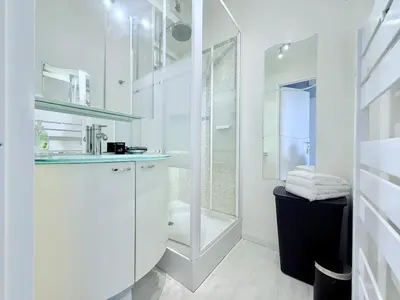 Salle de bains dans l'établissement Le Quai des Étoiles