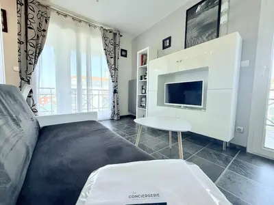 Télévision ou salle de divertissement dans l'établissement Le Quai des Étoiles