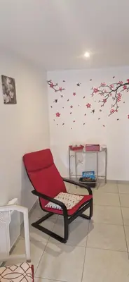Coin salon dans l'établissement Chambre les orchidées