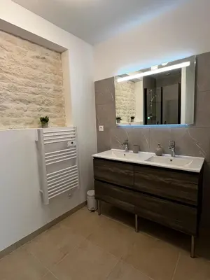 Salle de bains dans l'établissement Gîte Le Ptit Poirier