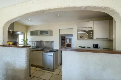 Cuisine ou kitchenette dans l'établissement Maison Les Rives de Fichemore - 7 chambres - Piscine