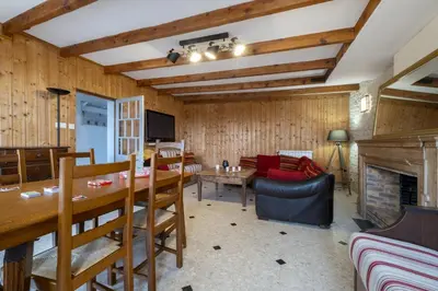 Coin salon dans l'établissement Maison Les Rives de Fichemore - 7 chambres - Piscine