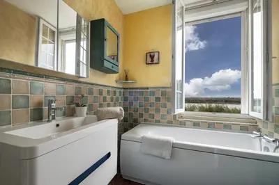Salle de bains dans l'établissement Maison Les Rives de Fichemore - 7 chambres - Piscine