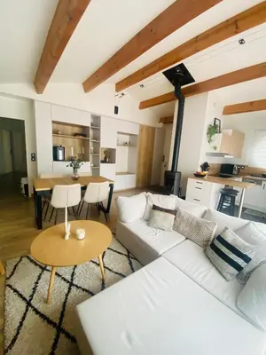 Coin salon dans l'établissement Maison calme avec grande chambre et salon, proche centre village & parc
