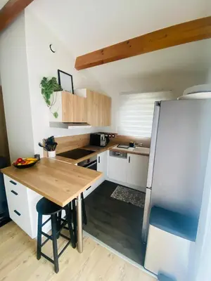 Cuisine ou kitchenette dans l'établissement Maison calme avec grande chambre et salon, proche centre village & parc