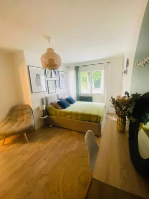 Coin salon dans l'établissement Maison calme avec grande chambre et salon, proche centre village & parc