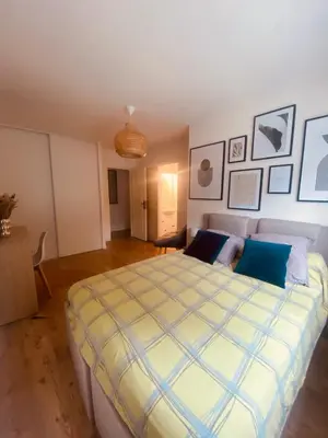 Un ou plusieurs lits dans un hébergement de l'établissement Maison calme avec grande chambre et salon, proche centre village & parc