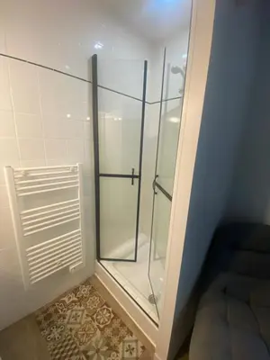 Salle de bains dans l'établissement Maison calme avec grande chambre et salon, proche centre village & parc