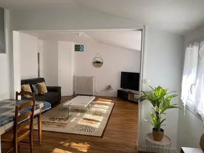 Télévision ou salle de divertissement dans l'établissement Cosy 2 bedroom apartment