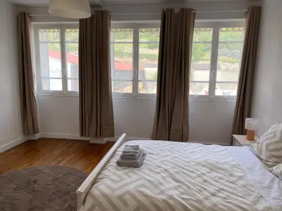 Un ou plusieurs lits dans un hébergement de l'établissement Cosy 2 bedroom apartment