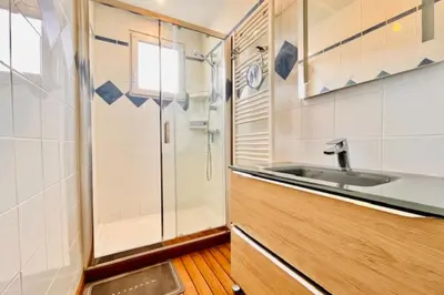 Salle de bains dans l'établissement Spacious house in La Rochelle near the beaches