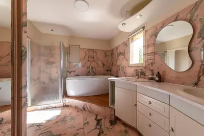 Salle de bains dans l'établissement La Jolie Niortaise - Avec piscine