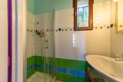 Salle de bains dans l'établissement La Jolie Niortaise - Avec piscine