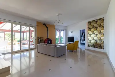 Télévision ou salle de divertissement dans l'établissement La Jolie Niortaise - Avec piscine